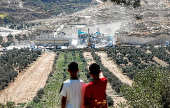 Menores palestinos observan el derribo de viviendas en las cercanías de Tell, donde un joven se atrevió a defenderse.