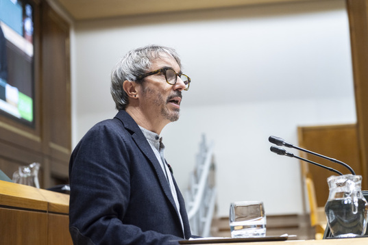 El parlamentario Josu Aztiria ha mostrado la preocupación de EH Bildu por lo que considera un retroceso.