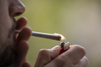 Un joven fumando un porro de cannabis