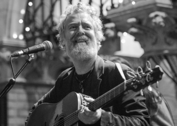 Glen Hansard, Polonian emandako kontzertu batean.