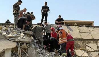 Fuerzas de seguridad y personal de emergencias, en el lugar donde se produjeron los ataques de EEUU y Arabia Saudí en Irak.