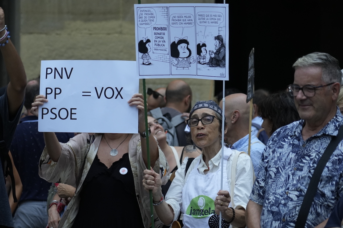 «PNV, PP, PSOE= VOX» kartela erakutsi dute. (Andoni CANELLADA/FOKU)