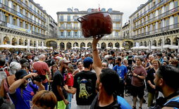 Uno de los manifestantes alza una olla en una abarrotada plaza de la Constitución.