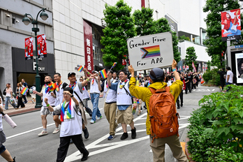 Participantes en el Tokyo Pride marchan por la concurrida intersección de Shibuya.