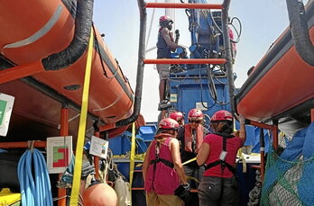 Miembros de la tripulación realizan tareas en el Aita Mari durante su misión de rescate en el Mediterráneo central.