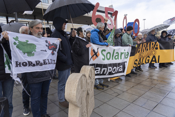 Concentración ante la sede de Lakua contra los proyectos de plantas de Solaria.