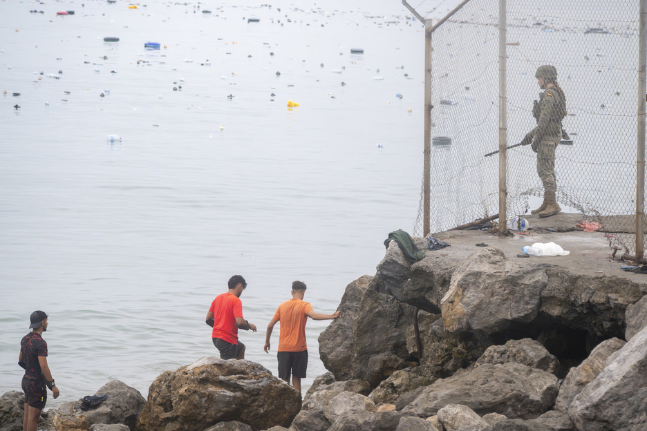 Una soldado española vigila el tránsito de personas en la zona de la playa. Una soldado española vigila el tránsito de personas en la zona de la playa.