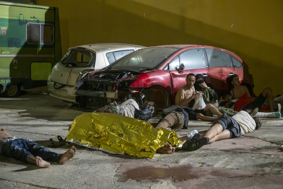 Durmiendo en el suelo tras haber alcanzado el objetivo. Durmiendo en el suelo tras haber alcanzado el objetivo.