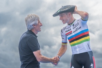 Marino Lejarreta junto a Remco Evenepoel en 2023.