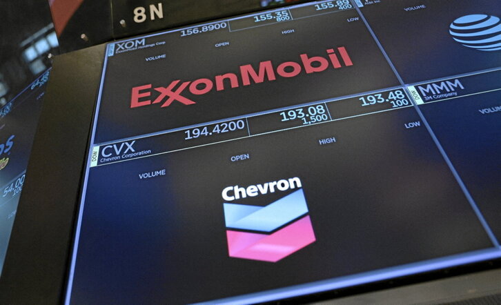Logos de ExxonMobil y Chevron en los paneles de la Bolsa de Nueva York.