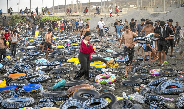 Playa de Ceuta repleta de flotadores usados por las personas que consiguieron llegar a nado a la ciudad autónoma.