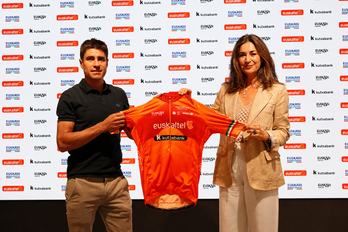 Landa posa junto a Usamentiaga con el maillot que lucirá las próximas temporadas.