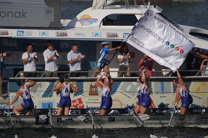 Arraun Lagunak, bandera jaso duen unean.