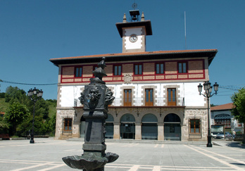Fuente ante la casa consistorial de Karrantza.