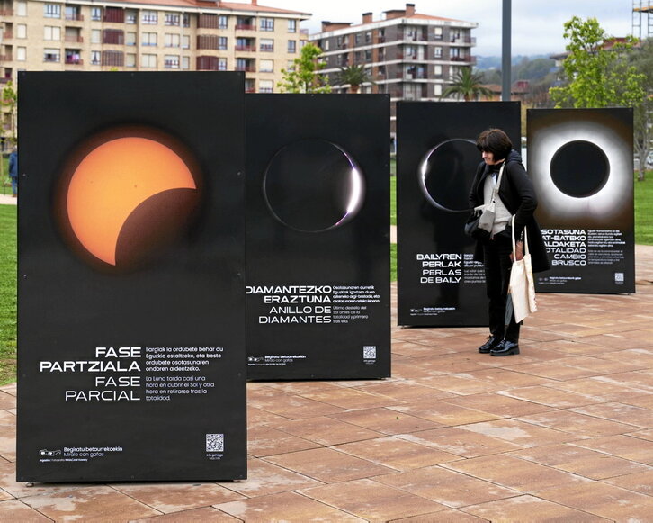 La exposición “El día de los dos atardeceres” recorre desde abril un total de trece localidades vascas con el objetivo de acercar al público este fenómeno astronómico y fomentar el interés por la ciencia.