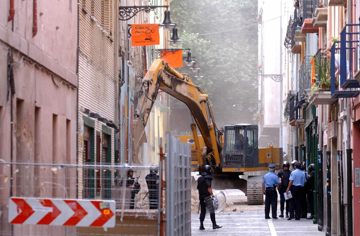 Las máquinas derriban el gaztetxe Euskal Jai hace ahora 22 años, para levantar en su lugar el fracasado Aquavox.