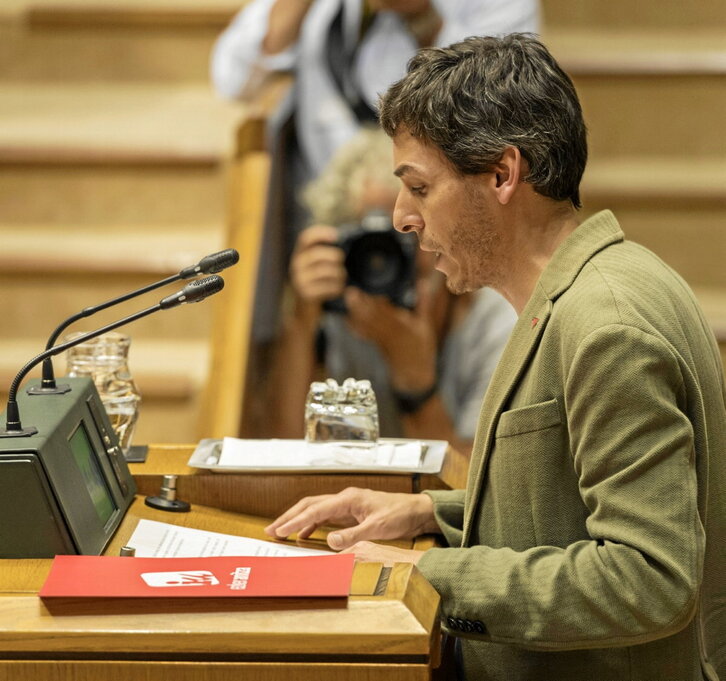 El parlamentario de Sumar, Jon Hernández, en una intervención en la Cámara.