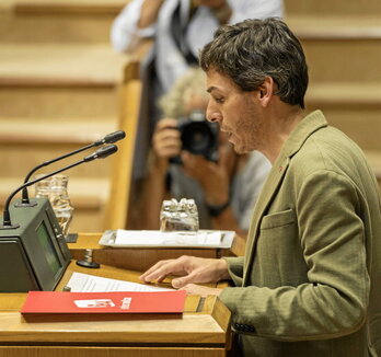El parlamentario de Sumar, Jon Hernández, en una intervención en la Cámara.