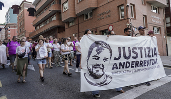 La manifestación de denuncia de la muerte de Ander S. pasa ante la sede de la Policía Municipal el pasado 17 de julio.