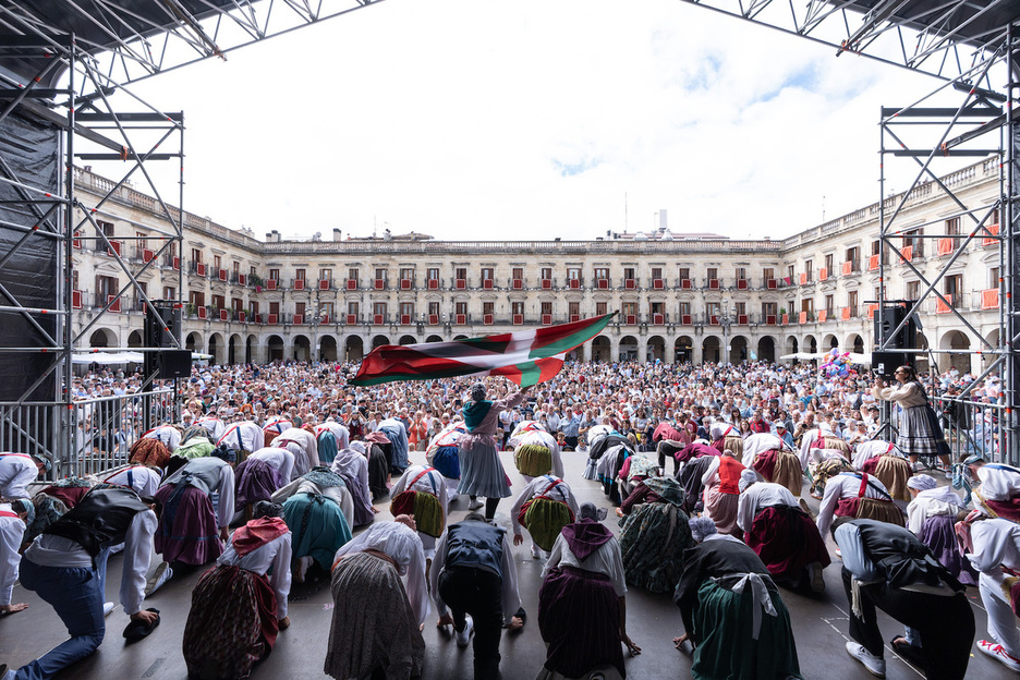 Danzas en la plaza Nueva. Danzas en la plaza Nueva.