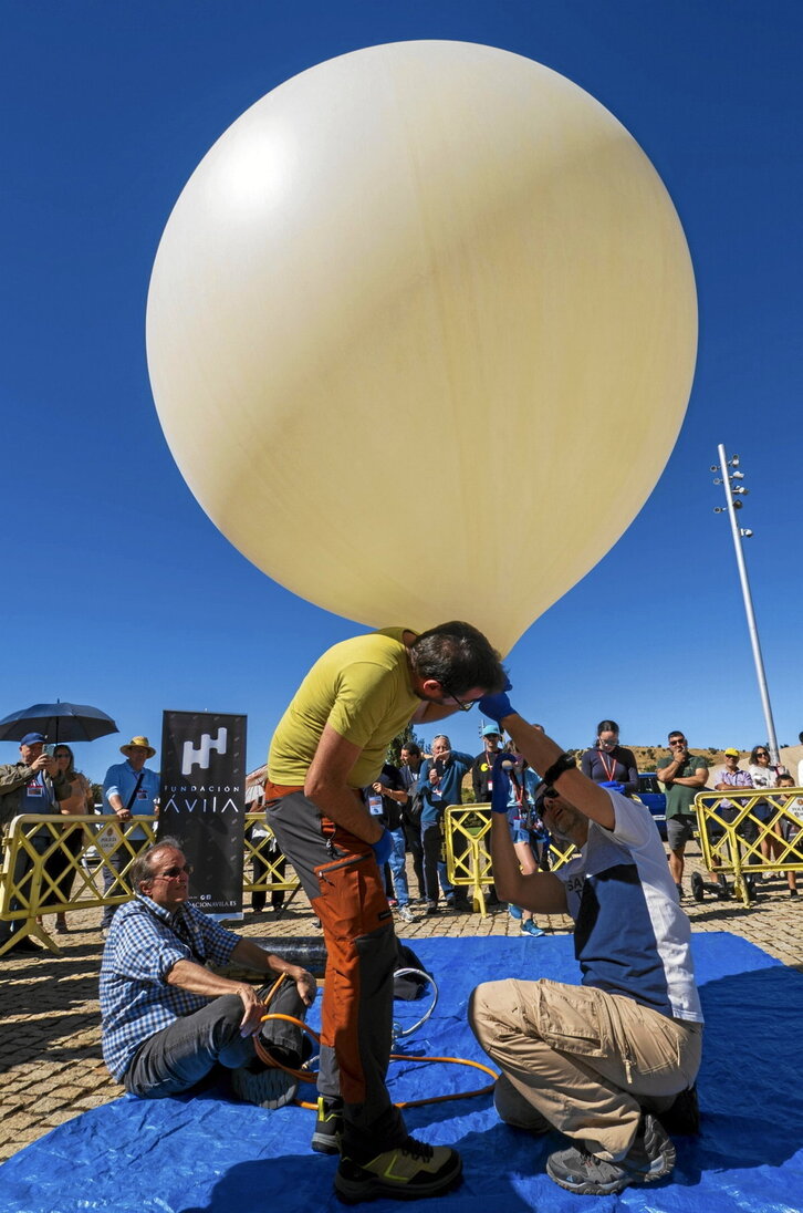 Preparativos para el lanzamiento al espacio de un globo estratosférico.