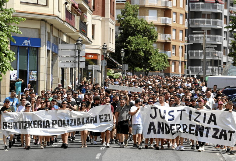 En la foto de la izquierda, manifestación realizada para denunciar la violencia policial y reclamar justicia para Ander S. T.; y en la de la derecha, Ibon Iturraspe junto a la exalcaldesa Karmele Tubilla.