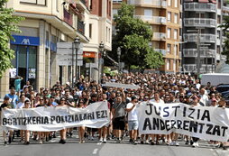 En la foto de la izquierda, manifestación realizada para denunciar la violencia policial y reclamar justicia para Ander S. T.; y en la de la derecha, Ibon Iturraspe junto a la exalcaldesa Karmele Tubilla.