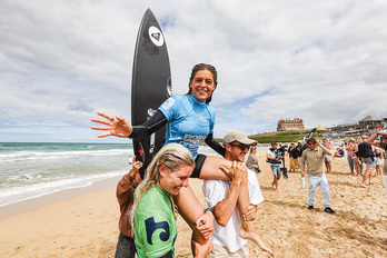 Janire Gonzalez-Etxabarrik irabazi du Boardmasters Yeti Pro surf txapelketa.