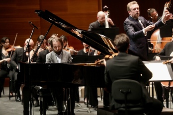 El pianista Daniil Trifonov y Daniel Harding, de pie a la derecha. 