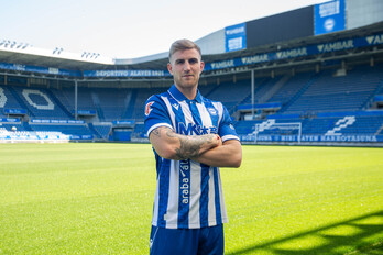 Valentini posa en Mendi con la camiseta de su nuevo equipo.