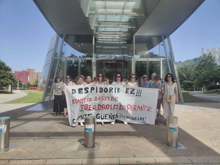 Trabajadoras de Konecta BTO concentradas el pasado junio junto a la torre Iberdola de Bilbo.