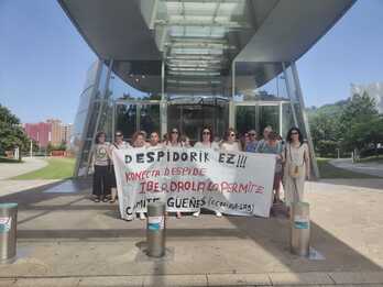 Trabajadoras de Konecta BTO concentradas el pasado junio junto a la torre Iberdola de Bilbo.