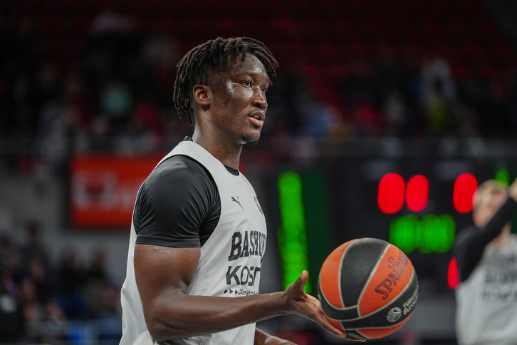 Khalifa Diop, en un entrenamiento en una pretemporada anterior del Baskonia.