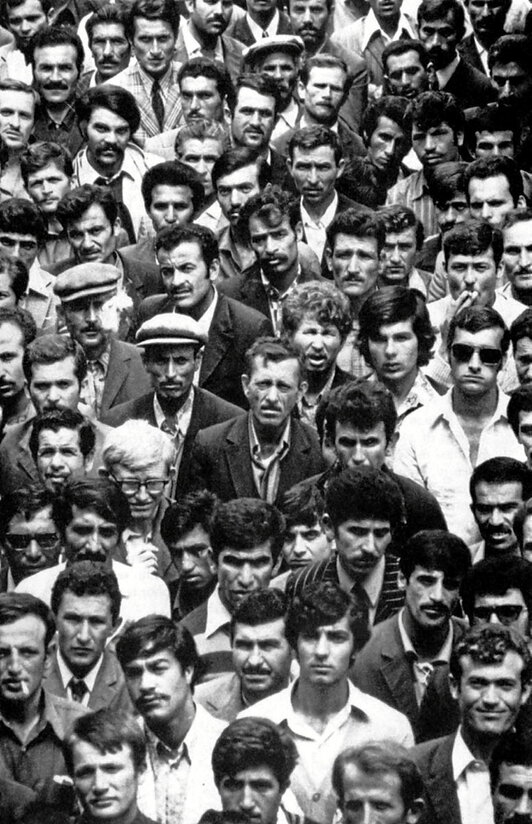 Turkiar immigranteak Alemaniarako bidaiari buruzko argibideei adi.
