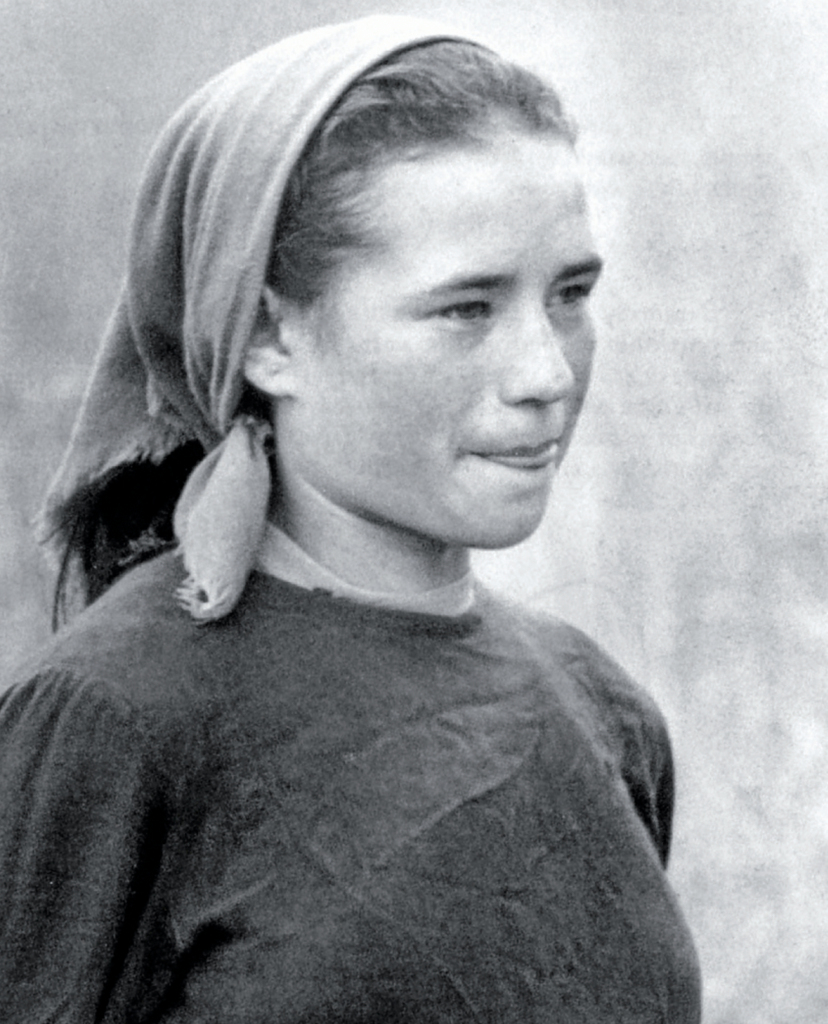 Neska laboraria soroan lanean. (Jean Mohr) Neska laboraria soroan lanean. (Jean Mohr)