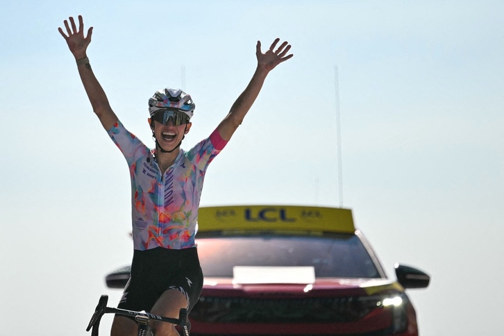 La ciclista polaca Katarzyna Niewiadoma celebra al cruzar la meta y ganar la séptima etapa.