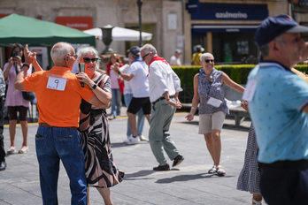 El ‘Meneíto del verano’ ha reunido a numerosas parejas de veteranos en la plaza de la Provincia.