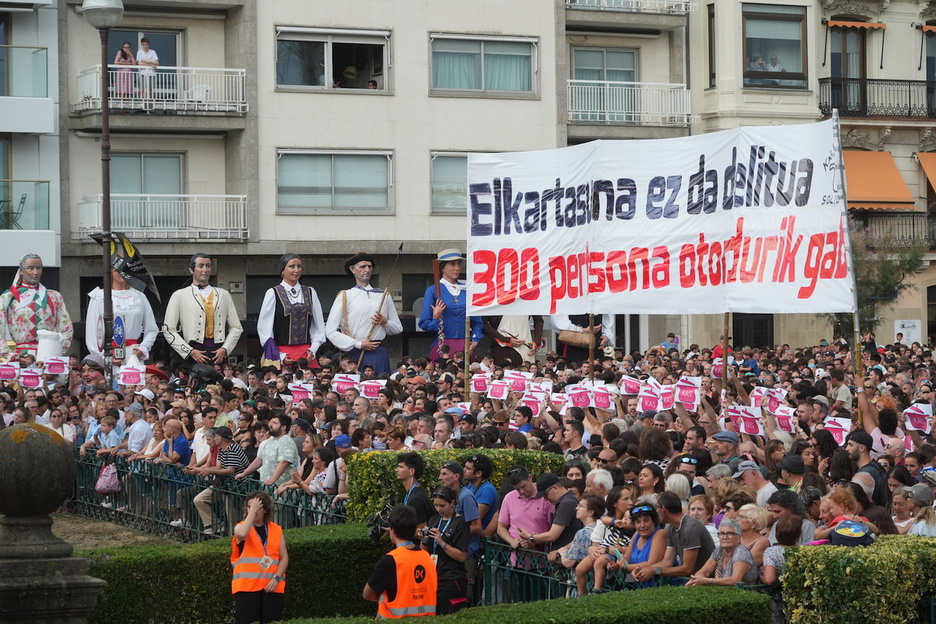 Elkartasuna ez dela delitua argi utzi nahi izan diote alkateari. Elkartasuna ez dela delitua argi utzi nahi izan diote alkateari.