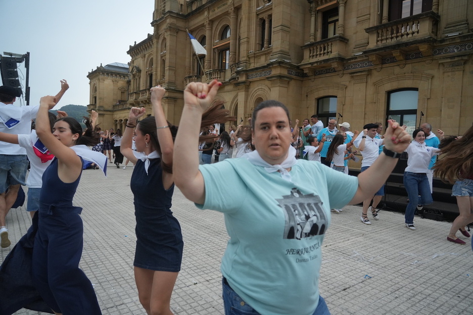 Donostiako zortzi dantza taldeetako ordezkariak, oholtzan. Donostiako zortzi dantza taldeetako ordezkariak, oholtzan.