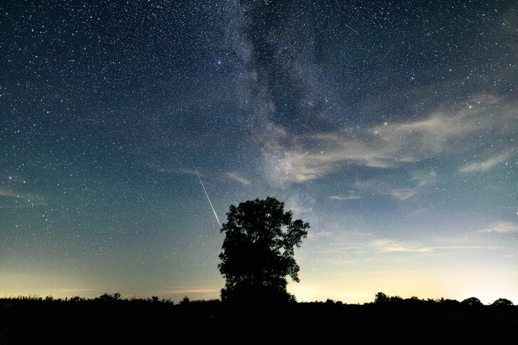 Bonita composición de una perseida de larga duración, con la Vía Láctea perfectamente visible en el cielo.