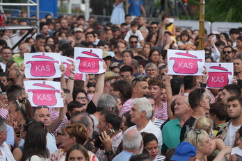 Carteles en denuncia del veto a la acción solidaria de KAS, en el cañonazo de arranque festivo del sábado.