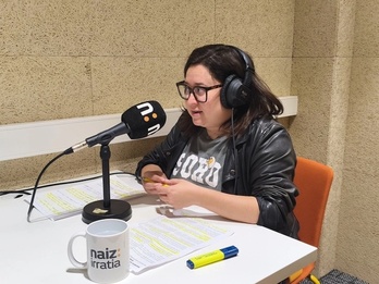 Mireia Saiz OPAko bozeramailea NAIZ Irratiaren Bilboko estudioetan