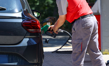 La carestía de la gasolina, uno de los factores que lastran el bolsillo de los trabajadores.