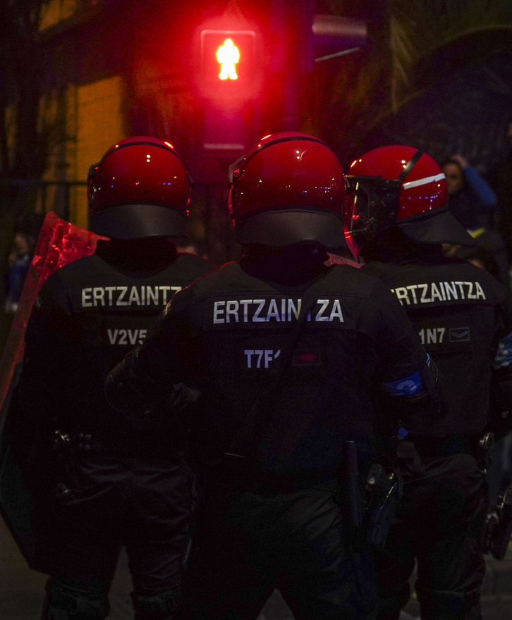 Imagen de archivo de una intervención nocturna de la Ertzaintza. 