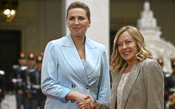 Imagen de archivo de Mette Frederiksen y Giorgia Meloni, a la derecha, en el Palazzo Chigi.