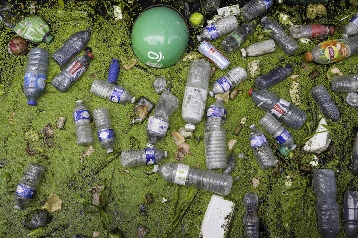 Envases de plástico en las aguas del río Sena, en París.