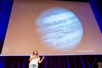 Naiara Barrado EHUko astrofisikaria aurkezpen batean. 