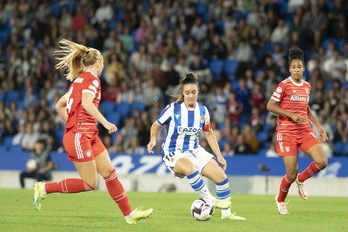 Eizagirre entre dos rivales en el partido de UWCL entre Real y Bayern.