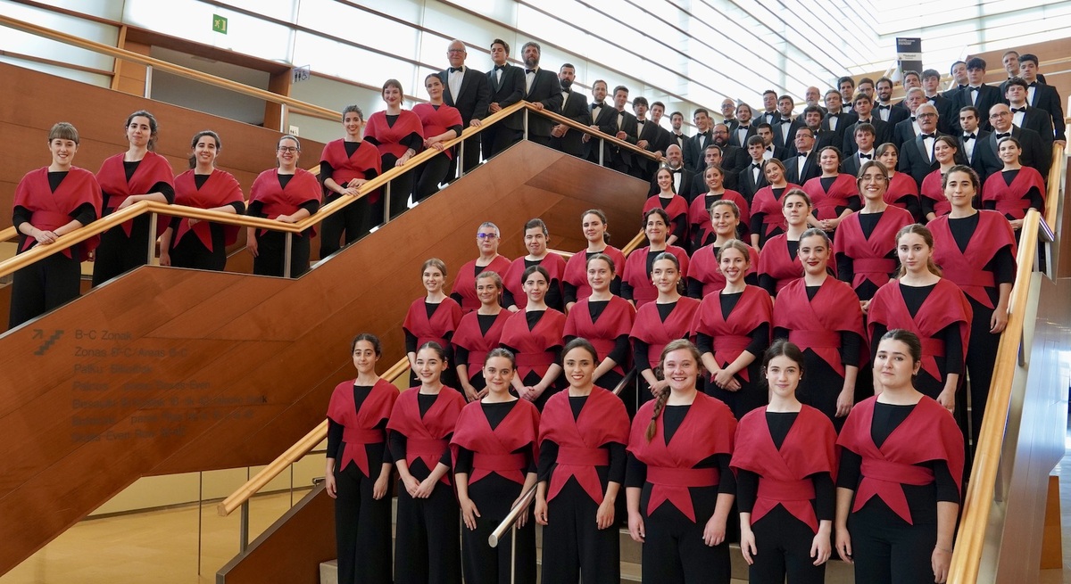 Imagen de los miembros de Easo Abesbatza en el Kursaal. (QUINCENA MUSICAL DONOSTIARRA)