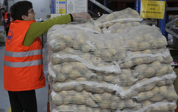Recogido de alimentos en uno de los bancos que se ocupan de esta labor en Euskal Herria.